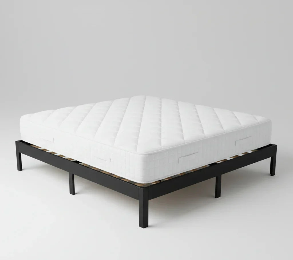 Base de cama metálica reforzada en color negro con colchón de lujo perfectamente alineado; estructura de grado hotelero con múltiples puntos de apoyo y diseño profesional sin soldaduras visibles